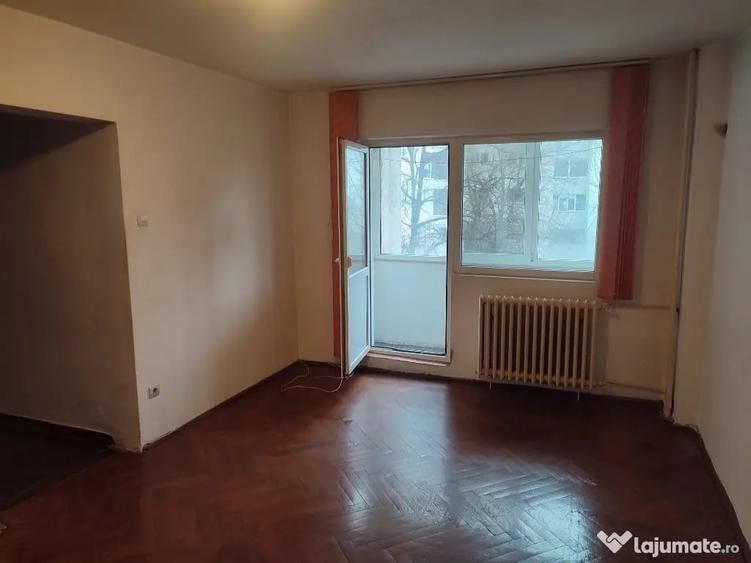 Apartament cu 4 camere semidecomandat în Moșilor