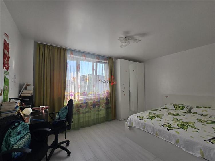 Apartament cu 3 camere semidecomandat în Obor