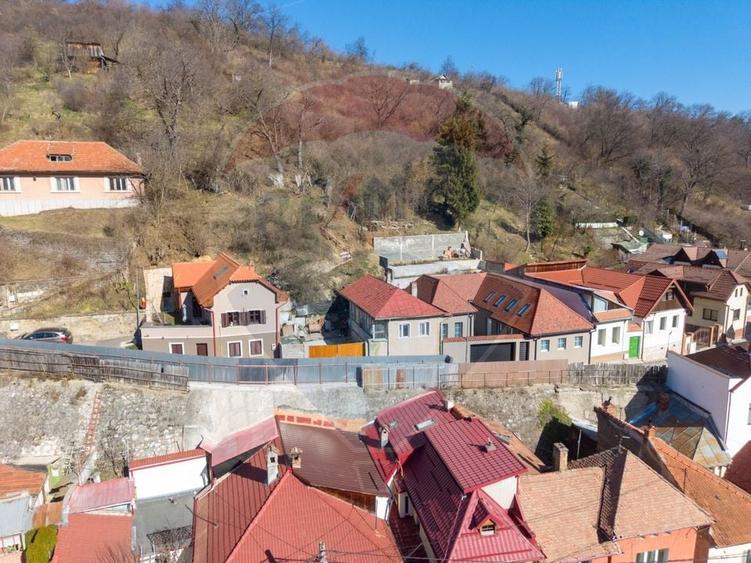 Casă cu 2 camere cu Teren 620 Mp în Schei