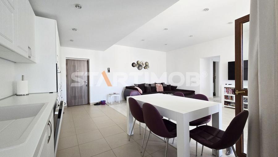 Apartament cu 3 camere decomandat, mobilat în Tractorul
