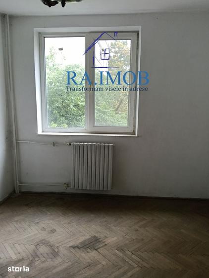 Apartament cu 3 camere semidecomandat în Republicii