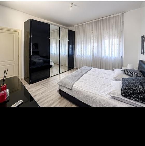 Apartament cu 3 camere semidecomandat în Universitate