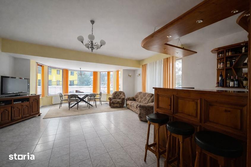 Casă cu 8 camere cu Teren 950 Mp în Piața