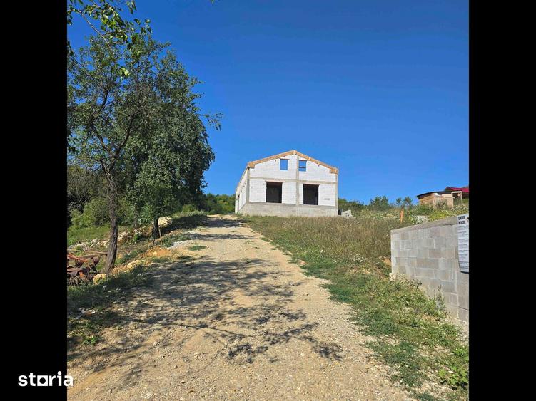 Casă cu 8 camere cu Teren 3100 Mp în Șoimuș
