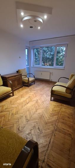 Apartament cu 3 camere semidecomandat în Giulești