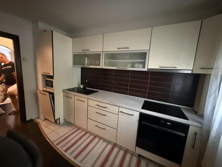Apartament cu 3 camere decomandat în Rovine