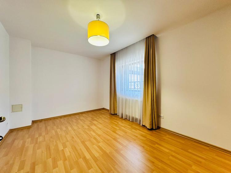 Duplex cu 9 camere cu Canalizare în Central