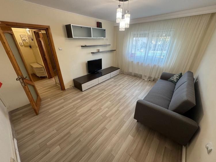 Apartament cu 4 camere decomandat, mobilat în Casa de Cultură