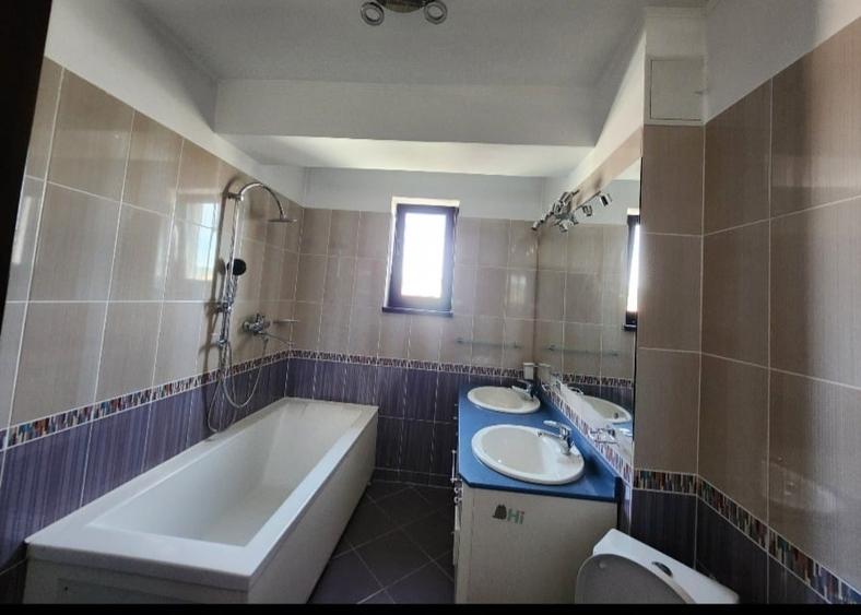 Apartament cu 3 camere decomandat, mobilat în Central