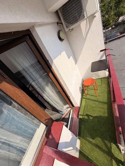 Apartament cu 3 camere semidecomandat în Dămăroaia
