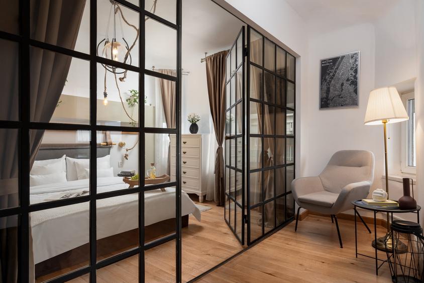 Apartament cu 3 camere semidecomandat, mobilat în Ultracentral