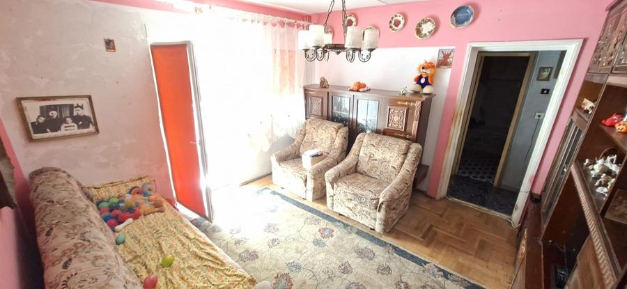 Apartament cu 3 camere semidecomandat în Central