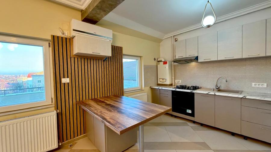 Apartament cu 3 camere semidecomandat în Dâmbovița