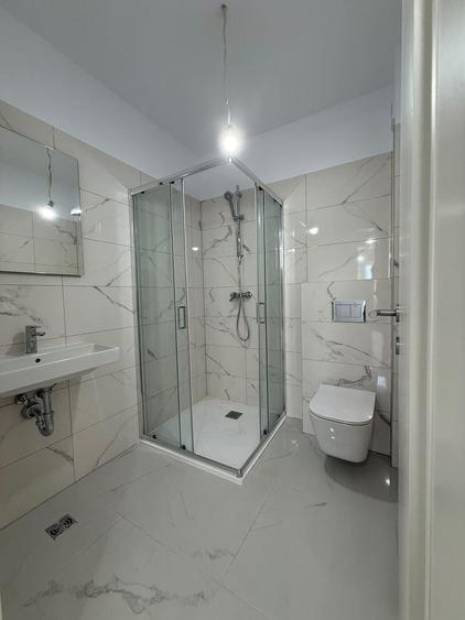 Apartament cu 3 camere decomandat în Tractorul