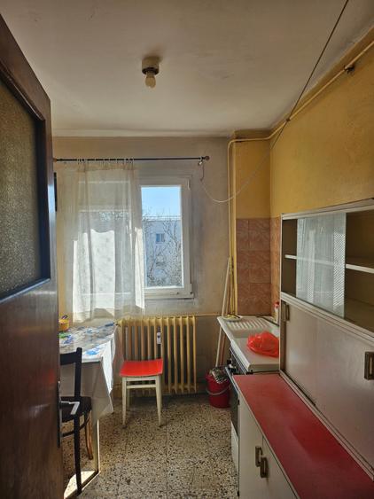 Apartament cu 3 camere semidecomandat în Titan