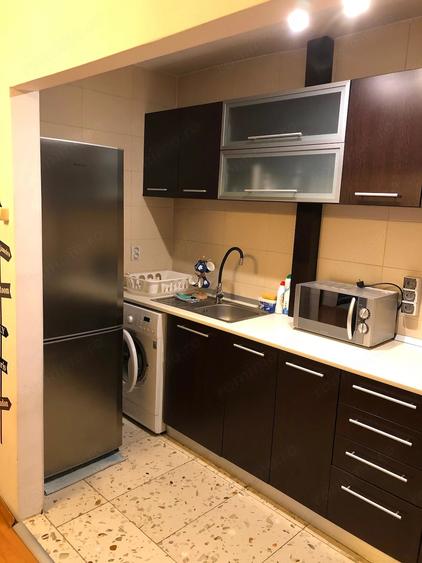Apartament cu 4 camere semidecomandat în Ferentari