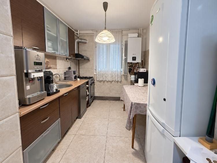 Apartament cu 4 camere decomandat, mobilat în Sebastian