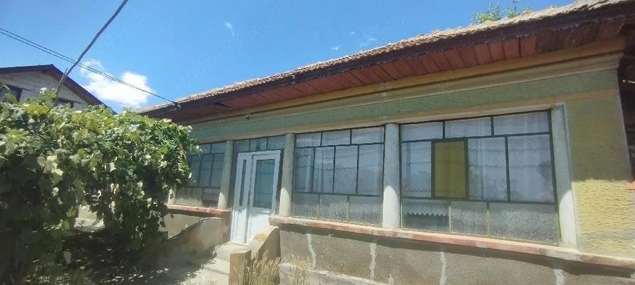 Casă cu 4 camere cu Teren 1500 Mp în Central