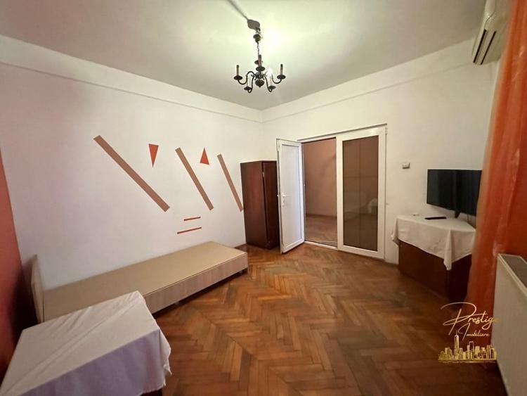 Casă individuală cu 8 camere cu Canalizare în Orașul Nou