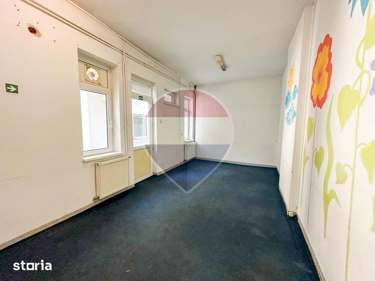 Spatiu comercial | doua cladiri, curte proprie | 300 mp | - 2