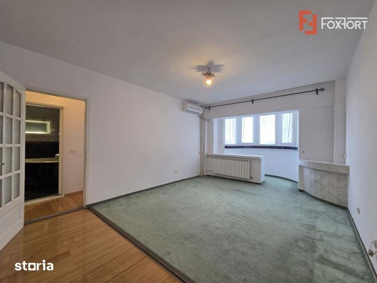Apartament cu 4 camere decomandat în Intim
