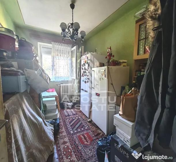 Apartament cu 4 camere semidecomandat în Dacia