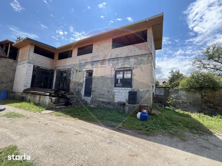 Casă cu 5 camere cu Teren 1141 Mp în Central
