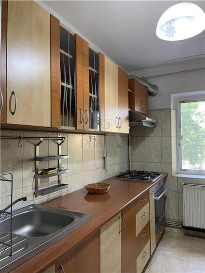 Apartament cu 3 camere decomandat în Girocului