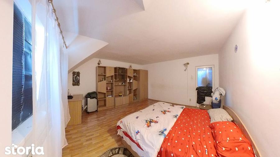 Casă cu 6 camere cu Garaj în Tractorul