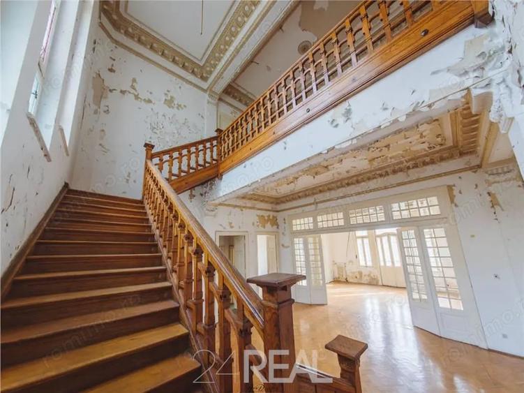 Casă cu 16 camere în Romană