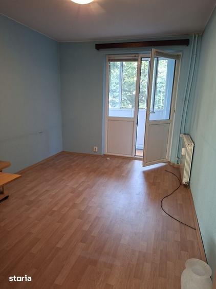 Apartament cu 3 camere semidecomandat în Militari