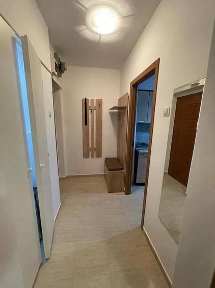 Apartament cu 2 camere semidecomandat, mobilat în Pajura