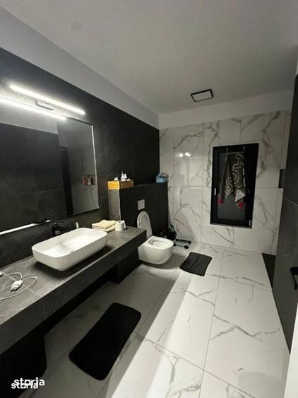 Casă cu 6 camere cu Teren 6.5 Mp în Groși