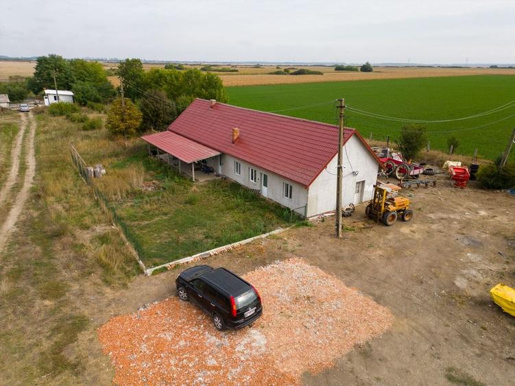 Casă individuală cu 7 camere cu Teren 13418 Mp în Exterior Est