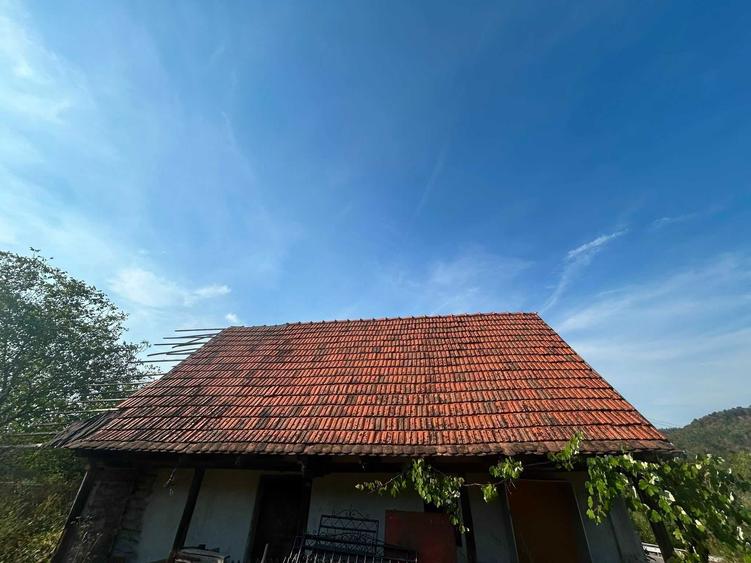 Casă cu 2 camere în Laz