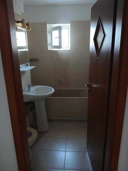 Apartament cu 3 camere decomandat în Girocului