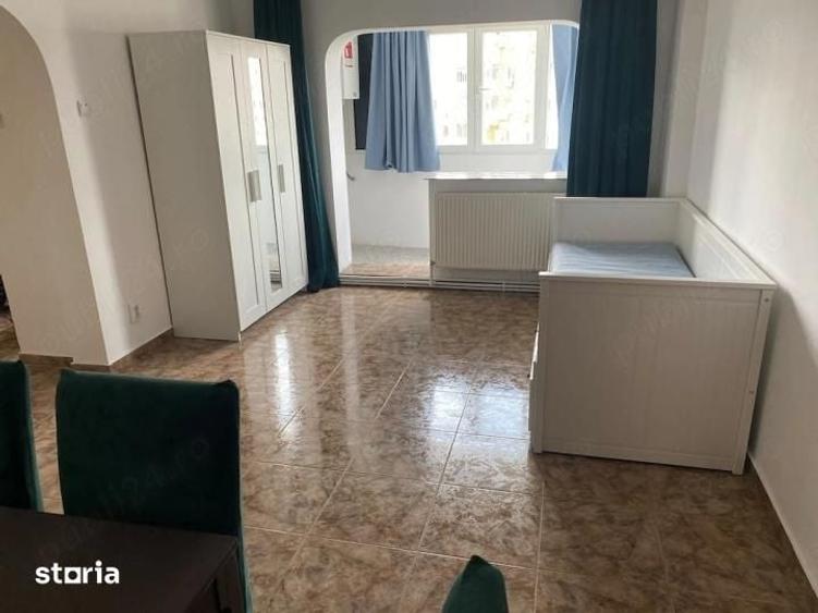 Apartament cu 4 camere semidecomandat în Tineretului