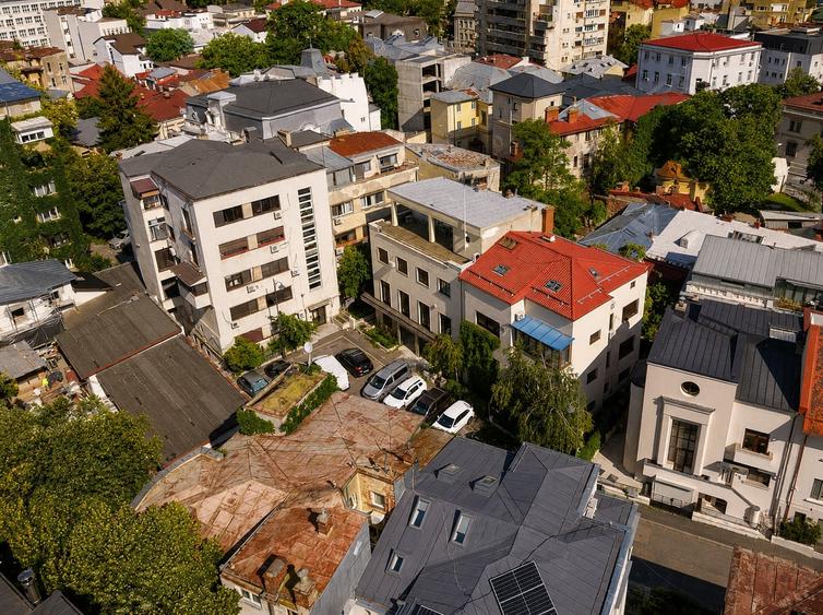 Casă individuală cu 12 camere cu Canalizare în Central