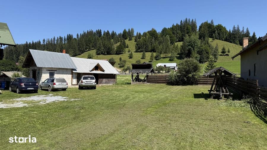 Casa aproape de padure ?i vecina cu paraul Sadova