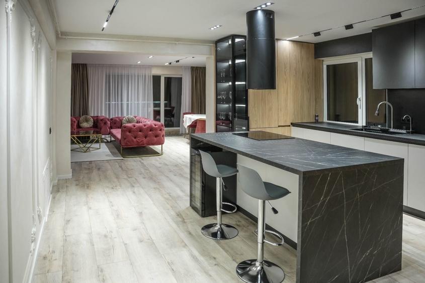 Apartament cu 3 camere decomandat în Exterior Vest