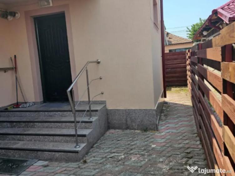 Casă cu 8 camere cu Teren 166 Mp în Central