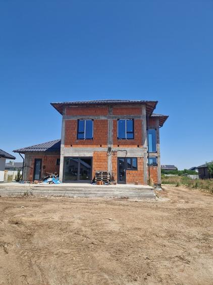 Casă cu 4 camere în Domnești