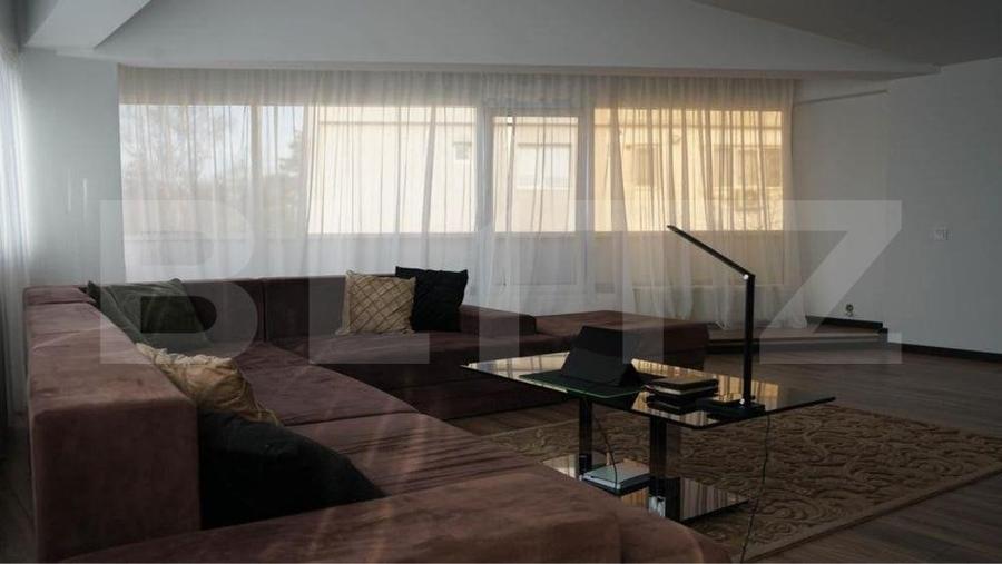 Apartament cu 5 camere decomandat în Policlinica