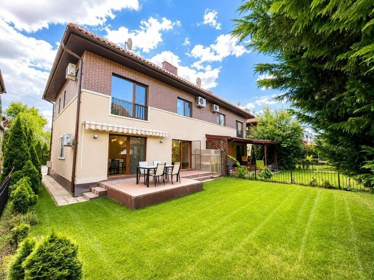 Duplex cu 6 camere cu Piscina în Iancu Nicolae