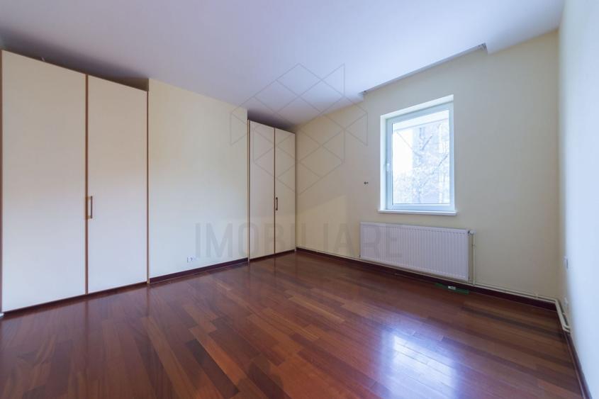 Apartament cu 4 camere semidecomandat, mobilat în Primăverii