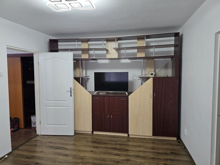 Apartament cu 3 camere semidecomandat în Podu Roș