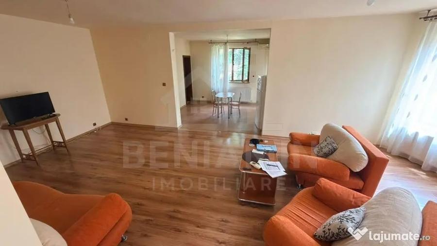 Casă cu 7 camere cu Teren 464 Mp în Cârcea