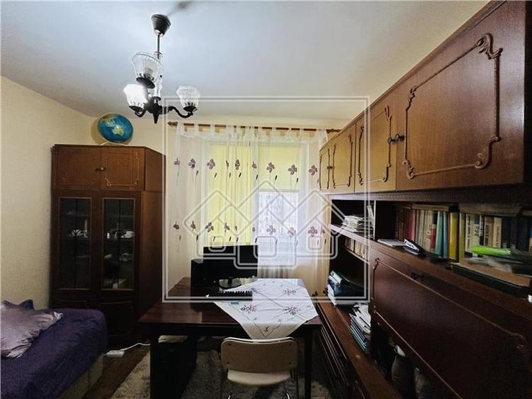 Apartament cu 3 camere decomandat în Ștrand