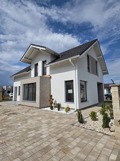 Casă individuală cu 4 camere cu Teren 400 Mp în Periferie