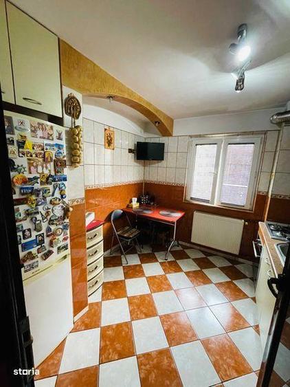 Apartament cu 3 camere semidecomandat, mobilat în Alexandru Obregia